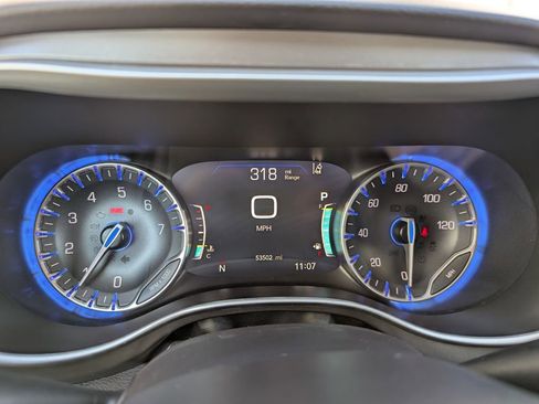 Used 2024 Chrysler Pacifica Touring-L image 23