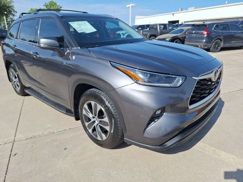 Used 2021 Toyota Highlander XLE FWD image 8