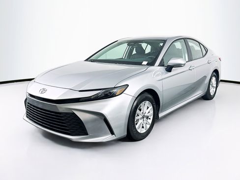 Used 2025 Toyota Camry LE image 3