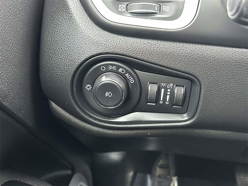 Used 2020 Jeep Renegade Latitude w/ UConnect 8.4 Nav Group image 22