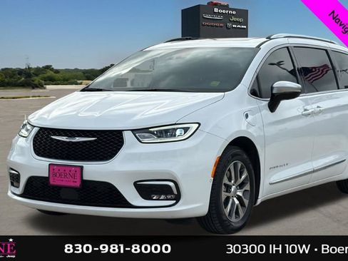Used 2025 Chrysler Pacifica Pinnacle FWD image 7
