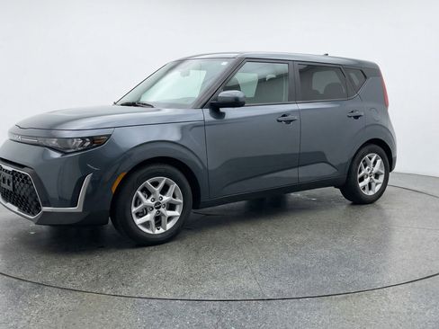 Used 2025 Kia Soul LX w/ LX Technology Package FWD image 3