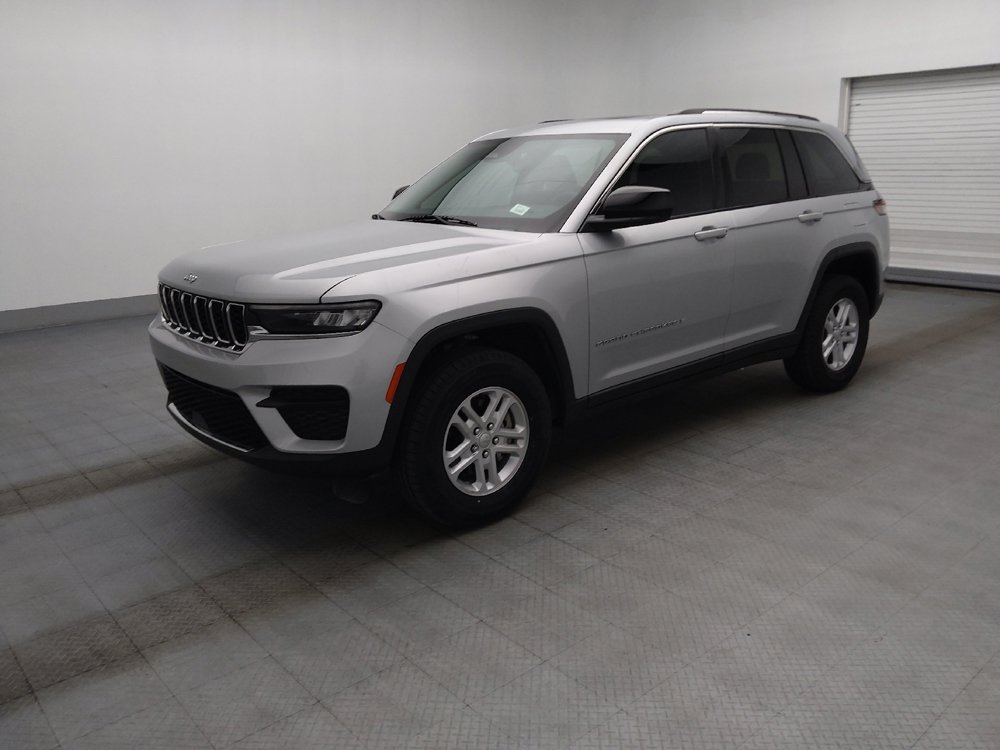 Used 2023 Jeep Grand Cherokee Laredo AWD/4WD image 2
