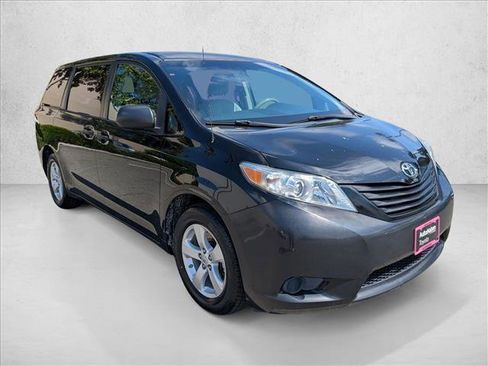 Used 2012 Toyota Sienna FWD image 3