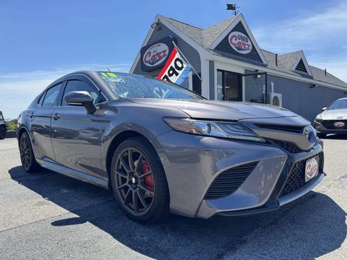 Used 2018 Toyota Camry XSE FWD image 1