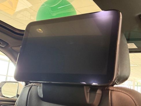 Used 2023 Chevrolet Suburban High Country image 16