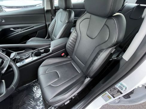 Used 2025 Hyundai Elantra Limited image 40