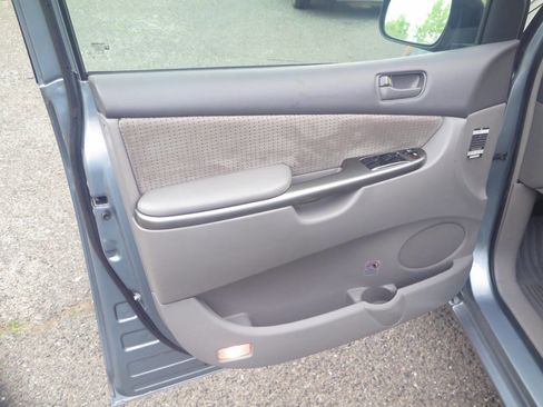 Used 2010 Toyota Sienna LE FWD image 30