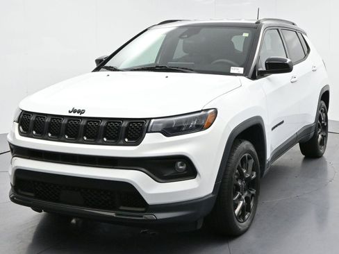 Used 2023 Jeep Compass Latitude AWD/4WD image 3