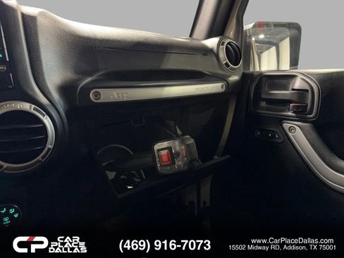 Used 2018 Jeep Wrangler Rubicon w/ Power Convenience Group image 38