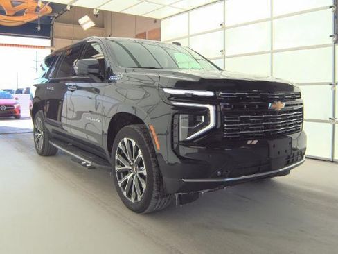 Used 2025 Chevrolet Suburban High Country w/ Sun And Tow Package image 2