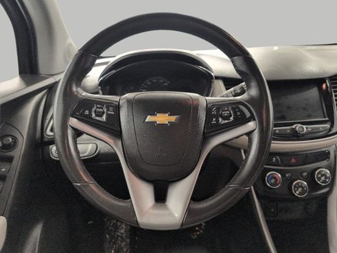 Used 2021 Chevrolet Trax LT w/ Premium Seat Package AWD/4WD image 5