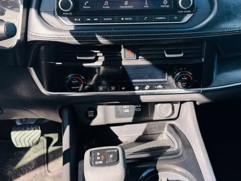 Used 2024 Nissan Rogue SV image 9