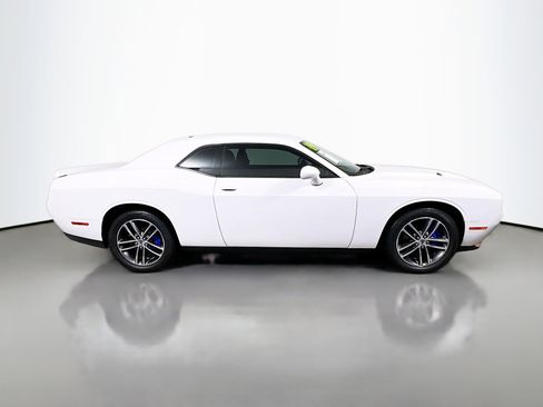 Used 2019 Dodge Challenger SXT image 3