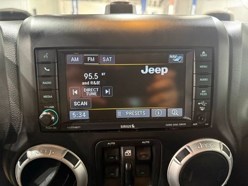 Used 2013 Jeep Wrangler Unlimited Rubicon w/ Connectivity Group AWD/4WD image 15