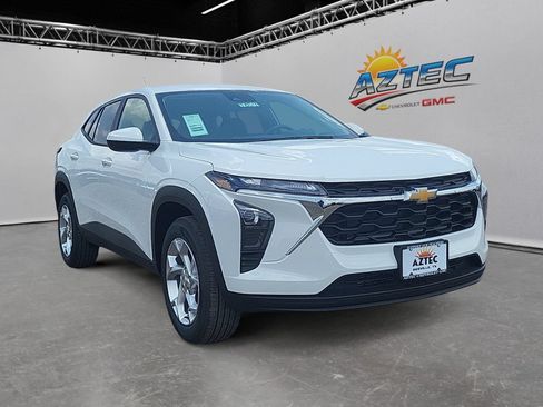 New 2026 Chevrolet Trax LS w/ LS Convenience Package FWD image 3