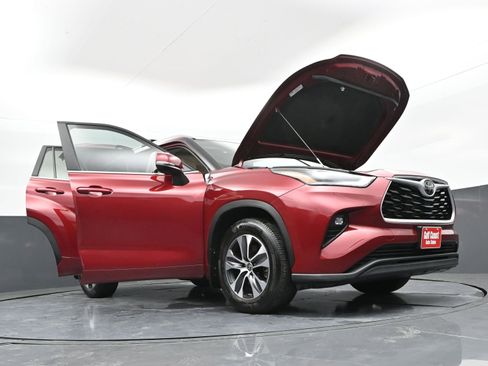 Certified 2024 Toyota Highlander XLE image 48