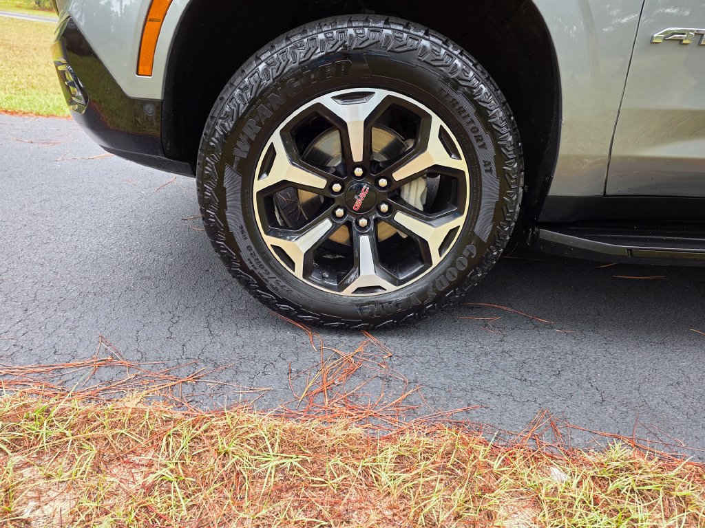 Used 2025 GMC Yukon AT4 AWD/4WD image 9