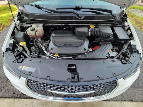 Used 2024 Chrysler Pacifica Touring-L FWD image 20