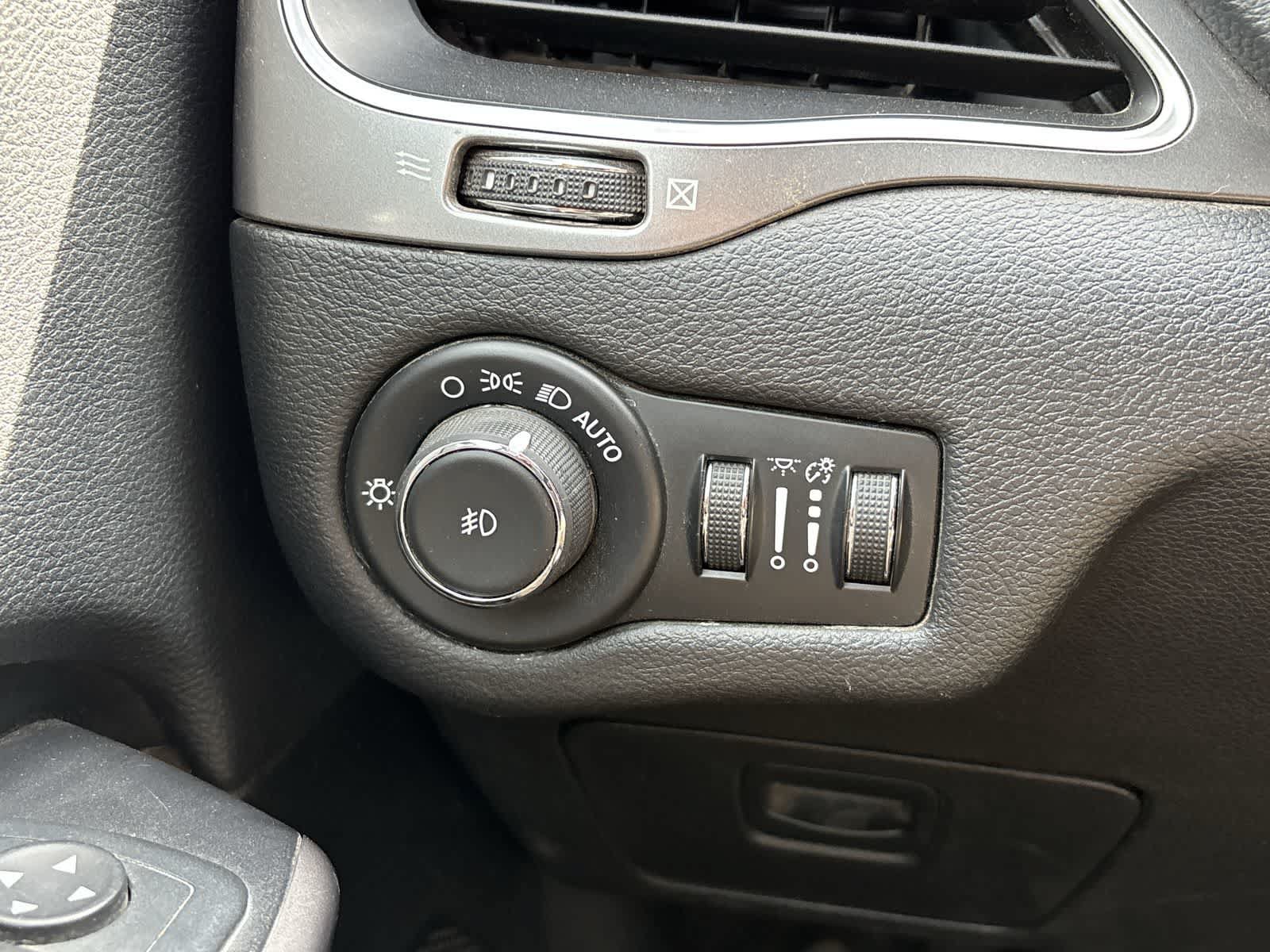 Used 2019 Jeep Cherokee Latitude Plus AWD/4WD image 7