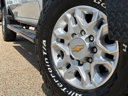 Used 2024 Chevrolet Silverado 2500 LTZ w/ LTZ Plus Package AWD/4WD image 2