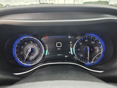 Used 2024 Chrysler Pacifica Touring-L FWD image 19
