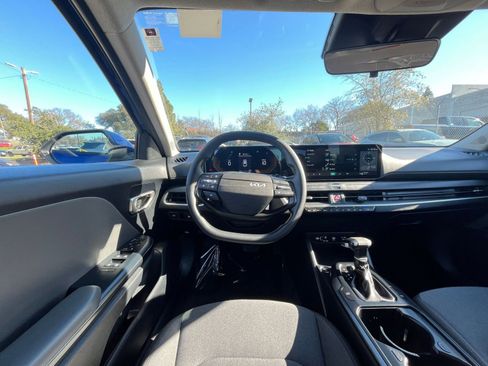 Used 2025 Kia K4 LXS image 33