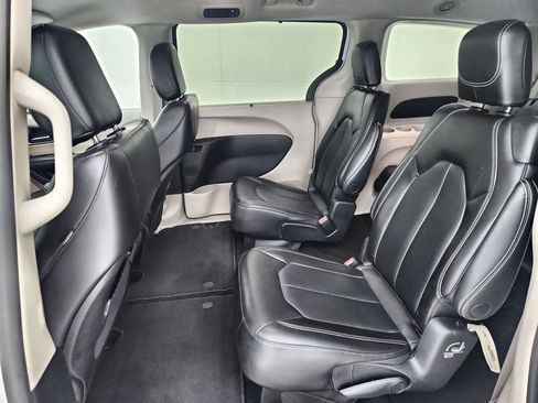 Certified 2023 Chrysler Pacifica Touring-L FWD image 33