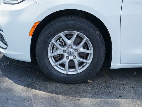 Used 2024 Chrysler Pacifica Touring-L FWD image 6