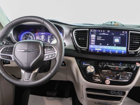 Used 2023 Chrysler Pacifica Touring-L image 17