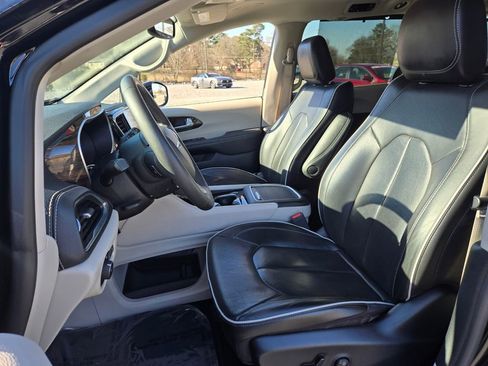Used 2024 Chrysler Pacifica Limited FWD image 10