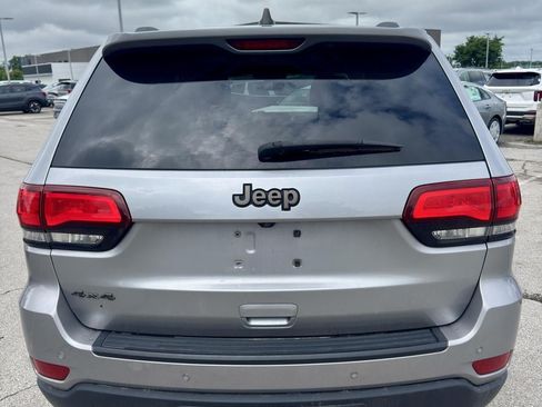 Used 2017 Jeep Grand Cherokee Laredo AWD/4WD image 4