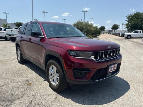 Used 2024 Jeep Grand Cherokee Laredo RWD image 7