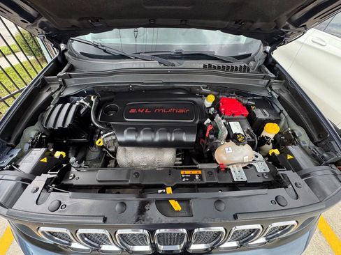 Used 2019 Jeep Renegade Latitude w/ Safety & Security Group II image 38