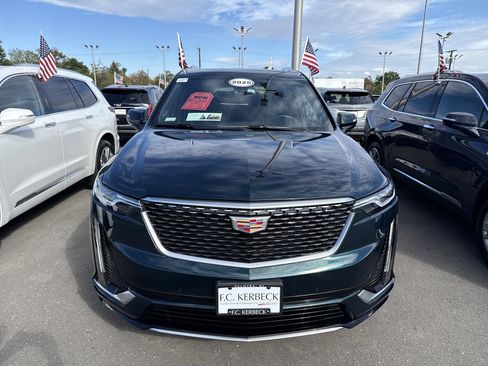 Used 2025 Cadillac XT6 Premium Luxury image 3