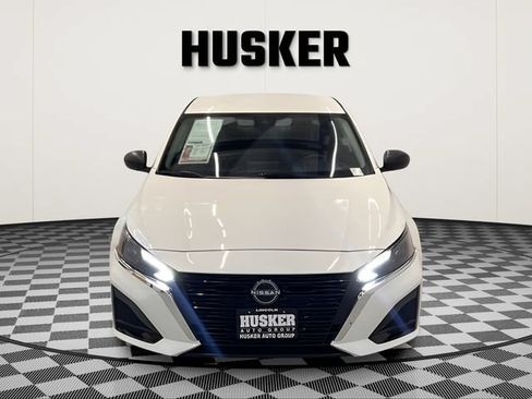 Used 2025 Nissan Altima 2.5 SV FWD image 3