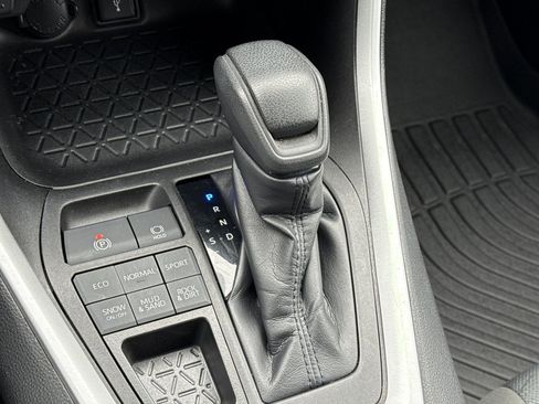 Used 2022 Toyota RAV4 XLE image 27