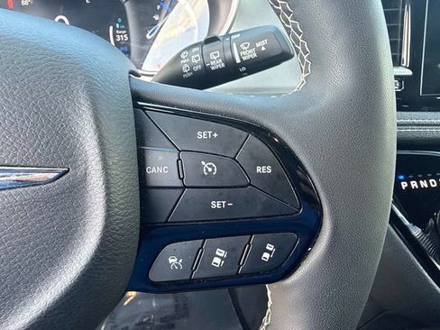 Used 2024 Chrysler Pacifica Limited FWD image 23
