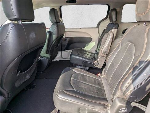 Used 2020 Chrysler Pacifica Touring-L image 18