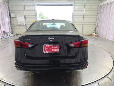 Used 2025 Nissan Altima 2.5 SV image 9