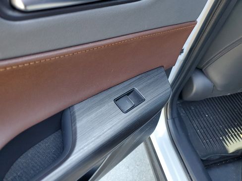 Used 2024 Toyota Venza Limited image 13