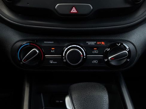 Used 2025 Kia Soul LX w/ LX Technology Package FWD image 25