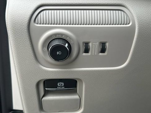 Used 2025 Jeep Wagoneer 4WD image 26