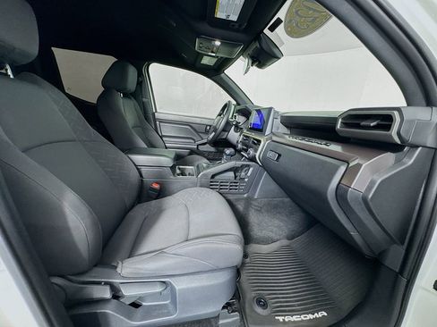 Used 2025 Toyota Tacoma SR5 image 34