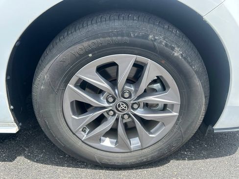 Used 2025 Toyota Sienna LE AWD/4WD image 10