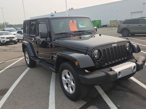 Used 2015 Jeep Wrangler Unlimited Sahara w/ Connectivity Group AWD/4WD image 8