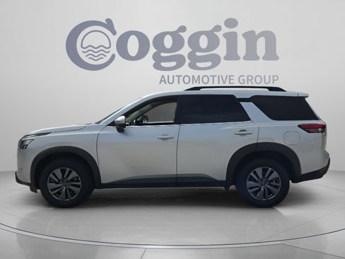 Used 2025 Nissan Pathfinder SV FWD image 2