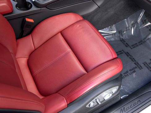 Certified 2025 Porsche Macan AWD/4WD image 52