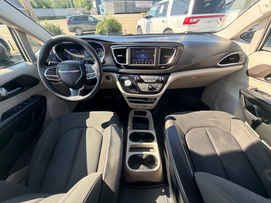Used 2018 Chrysler Pacifica L FWD image 19