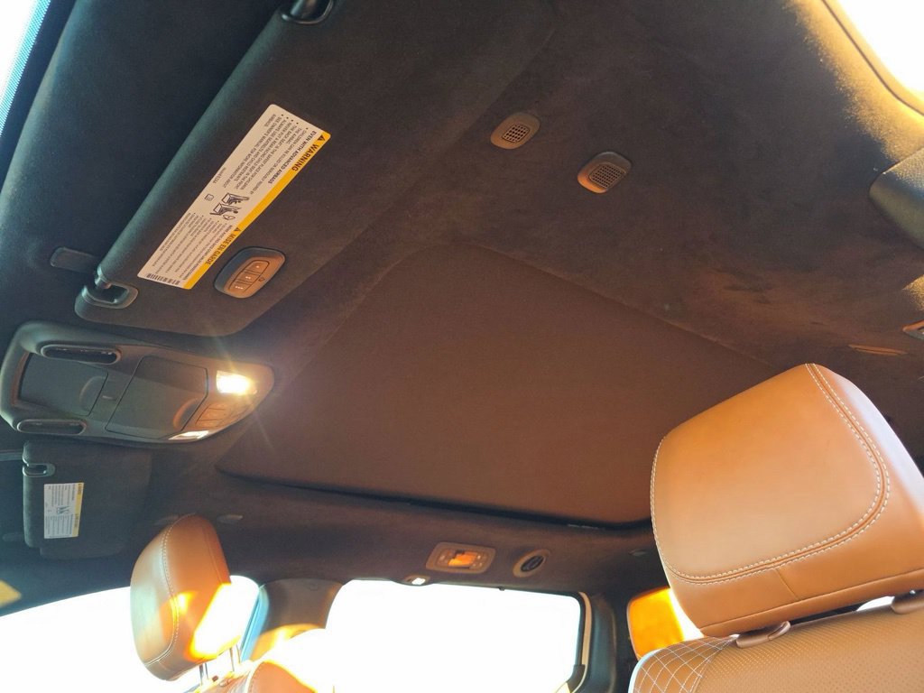 Used 2024 Chrysler Pacifica Pinnacle FWD image 2